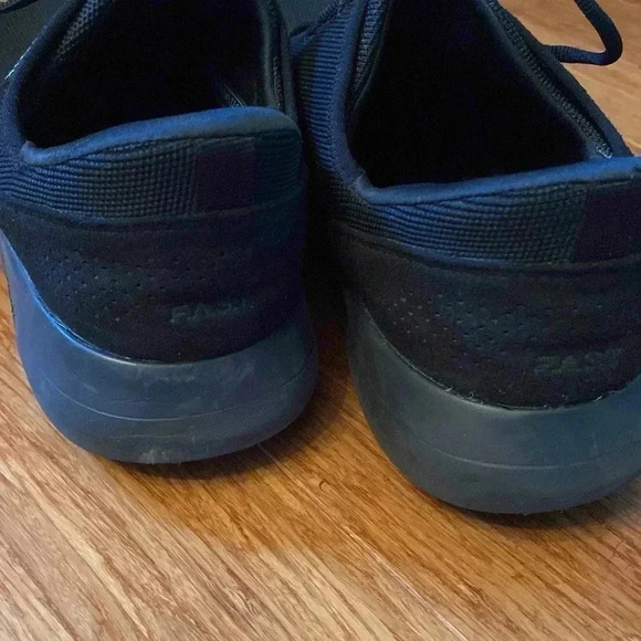 Kizik black sneakers - men’s 11 Wide or women’s 12.5 Wide - Picture 5 of 9